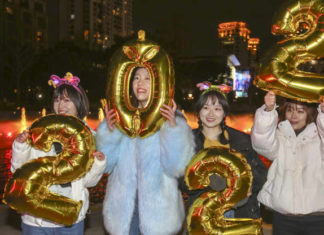 Realidad aumentada, luces y fuegos artificiales parte de show para dar la bienvenida al 2022 en China