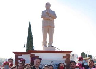 Quién fue el político que ordenó construir la estatua de AMLO