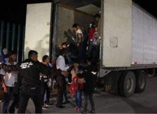 México descubre 359 migrantes centroamericanos que viajaban ocultos en un camión