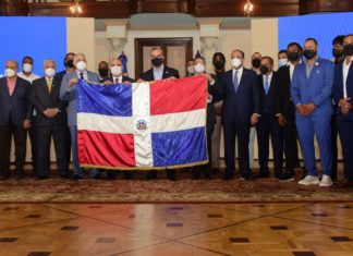 Presidente Abinader recibe a Gigantes; entrega Bandera Nacional