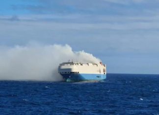 Se incendia barco repleto de vehículos de lujo en el océano Atlántico