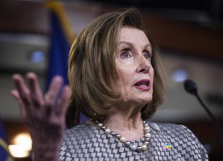 Pelosi pide prohibir la importación de petróleo ruso