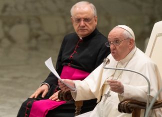 El papa pide «acompañar» a todos los ucranianos que sufren los bombardeos