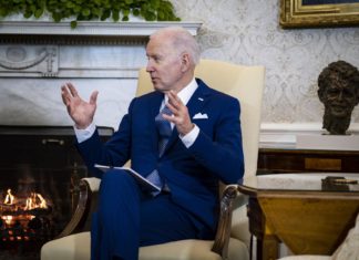 Biden prohibirá hoy las importaciones de petróleo de Rusia, según medios
