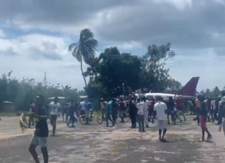 Un muerto y un aeroplano quemado tras protestas en Les Cayes