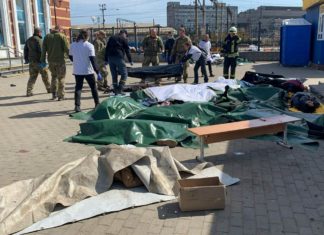 Decenas de muertos en un ataque ruso a una estación de tren repleta de civiles que huían de Ucrania