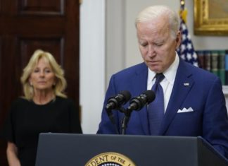 Biden pide restricciones a las armas tras tiroteo en Texas