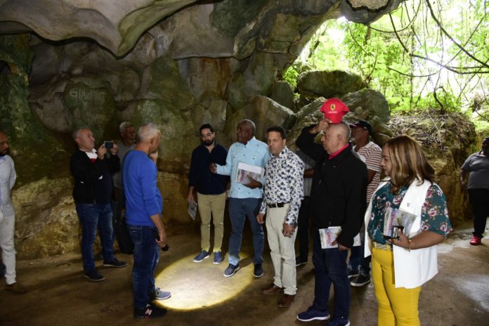 Diputados visitan Cuevas del Pomier, afirman explotación minera en San Cristobal pone en peligro las cuevas