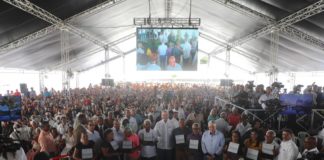 Presidente Abinader entrega 1,176 títulos de propiedad en Hato del Yaque, Santiago