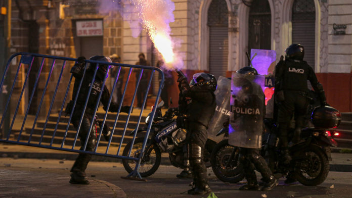 Denuncian que la represión policial durante el paro nacional en Ecuador provocó la muerte de una persona