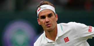 Roger Federer sorprende a un joven al enfrentarse con él en un partido de tenis, cumpliendo la promesa que le hizo hace 5 años
