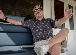 Exnovia de John McAfee asegura empresario sigue vivo y su muerte en cárcel española fue fingida