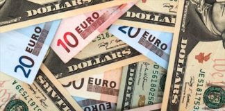 El euro cae al mínimo respecto al dólar
