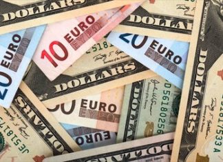 El euro cae al mínimo respecto al dólar El euro cae al mínimo respecto al dólar