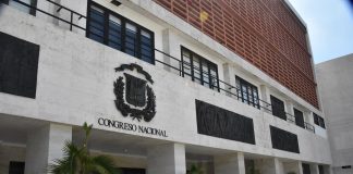 RD hacia otro intento de aprobar norma rezagada durante 20 años Por Claudia Fernández Lerebours SANTO DOMINGO.- En Septiembre de 2022 se inicia en la República Dominicana con la expectativa nacional de otro intento de aprobación de ley de nuevo Código Penal, una legislación que desde 2006 el país busca infructuosamente instaurar para contrarrestar el auge de crímenes y delitos. Una aguda división de la sociedad respecto a la cuestión de la interrupción del embarazo traba ese objetivo durante casi dos décadas. La nueva norma sustituiría el código penal napoleónico vigente desde inicios de la República Dominicana, heredado de la dominación haitiana (1822-1844), traducido al español en 1882. “Una legislación vetusta e incapaz para responder a los desafíos de este tiempo”, según el abogado y exdiputado José Ricardo Taveras. “El actual código penal responde a una realidad social diferente a la actual y las normas que prescribe carecen de unidad y armonización con otras normas, como la Constitución de 2010”, dijo a este medio el abogado Ramón A. Santos Santos. LA MIRA EN LA CÁMARA DE DIPUTADOS Al inicio de la actual legislatura, el pasado 16 de agosto, el presidente de la Cámara de Diputados, Alfredo Pacheco, anunció que ese hemiciclo aprobaría el polémico proyecto este noveno mes. Su declaración ha coincidido con una ola de hechos sangrientos de violencia delincuencial, de género e interpersonal en la nación caribeña, que ha conmocionado el país y revivido la frustración nacional por no disponerse de un código sancionatorio a la altura de las circunstancias. “Es necesario un nuevo código penal. Las penas y las sanciones, la tipificación de las infracciones penales deben estar acordes con la realidad social y el procedimiento penal actual”, explicó Santos Santos. “Con un nuevo código penal el ejercicio penal se agilizará de manera considerable. Se aumentarán las penas para delitos graves y la justicia penal no estará tan fragmentada y atomizada en lo que se refiere a la parte normativa”, agregó. AVANCES Según se ha conocido, la propuesta de nuevo Código Penal incluye cúmulo de penas, por lo que el autor de varios crímenes podría recibir hasta 60 años de cárcel. El actual código por homicidios múltiples, solo establece 15 años. Contempla nuevos tipos penales como feminicidio -crimen en el cual el país tiene la segunda mayor tasa de América Latina-, acoso, corrupción, genocidio, desaparición forzada. También tortura, la actividad sexual sin consentimiento, el experimento biomédico no consentido, ataques por sustancias químicas, bullying o hostigamiento, entre otros. VIACRUCIS Posturas irreconciliables entre sectores que defienden los derechos femeninos y las iglesias cristianas han trabado la aprobación de la nueva legislación. Los primeros exigen que el aborto, completamente penalizado actualmente, sea despenalizado en 3 circunstancias: en caso de que el embarazo ponga en peligro la vida de la madre, que sea fruto de violación o incesto, o tenga el feto malformaciones incompatibles con la vida. Los segundos defienden que sea mantenida la penalización total. FIN DEL VIACRUCIS: TRIBUNAL CONSTITUCIONAL O ACUERDO SOCIAL El proyecto de modificación al Código Penal que la Cámara de Diputados se encamina a discutir es una reciente versión que cuenta con un informe favorable de su Comisión de Justicia, según reportes de prensa. Se desconoce el contenido de la misma respecto a la controvertida cuestión del aborto. En esa cámara perimió una versión aprobada por el Senado en noviembre de 2021 que admitía la eximente de la penalización del aborto si la vida de la madre o el feto estaban en peligro (art. 112). La versión que aprueben los diputados deberá ser conocida en el Senado y si finalmente es sancionada, la ley pasará al Poder Ejecutivo. Pero que entre en vigencia estará sujeto a que el presidente Luis Abinader, contrario a sus dos predecesores no la observe sino que la promulgue. Debido a que no tenía las 3 causales del aborto, en 2014 el entonces presidente Danilo Medina vetó la ley de nuevo Código Penal, lo que también había hecho Leonel Fernández en 2006, por ese y otros aspectos. Abinader se ha manifestado a favor de las tres causales; pero en marzo de 2022 sugirió que la decisión respecto al aborto recaiga en el pueblo pues es una cuestión que divide a la sociedad y a los partidos políticos. Pero a menos que todos los sectores estén de acuerdo con el texto promulgado por el Ejecutivo, la última palabra la tiene el Tribunal Constitucional. El abogado constitucionalista Jottin Cury resaltó que la Constitución dominicana no prevé ninguna causal para el aborto pues su artículo 37 establece de manera categórica que “el derecho a la vida es inviolable desde la concepción hasta la muerte”. En ese sentido explicó que para evitar acciones de inconstitucionalidad contra el nuevo código en cuanto a despenalización parcial del aborto, lo factible es que ese aspecto sea excluido de la normativa y sea objeto de una ley aparte, idea a la que, dicho sea de paso, se opone el sector feminista. Otra opción es que la causal de “cuando esté en peligro la vida de la madre” fuese redactada de manera que quede consignado que la protección de la vida está garantizada, en congruencia con el texto constitucional, lo cual consideró puede explorarse. El experto resaltó la importancia del diálogo para llegar a un acuerdo nacional que permita asegurar la adopción del nuevo Código Penal. “Todo va a depender del diálogo social, porque tienen razón los sectores que señalan que una causal puede abrir una brecha para abortos ilegales, como también los que señalan que debe haber una decisión cuando está en peligro la vida de la madre, hay que dejar de un lado las pasiones y fomentar el punto de conciliación y entendimiento”, expresó. (933 palabras hasta aquí) CONTRA LA CRECIENTE VIOLENCIA, MÁS QUE NUEVO CÓDIGO PENAL Si bien el país tiene la expectativa de lograr un nuevo Código Penal para poder combatir el auge criminal y delictivo, diversos entendidos advierten que a esos fines República Dominicana necesita mucho más que este instrumento. El médico Juan Diego Pérez, residente de psiquiatría del hospital Moscoso Puello, opinó que la solución contra los altos niveles de violencia dominicanos está en fomentar una sociedad más educada e igualitaria, con menos pobreza, y control efectivo del alto consumo de alcohol. El diputado del oficialista Partido Revolucionario Moderno, Amado Díaz, dijo que aunque aprobar un nuevo código penal ayudará, lo que realmente reducirá la problemática dominicana de violencia es crear un clima de paz, fomentar los valores familiares y destinar más recursos a las políticas públicas. El director ejecutivo de la Fundación Institucionalidad y Justicia (Finjus) Servio Tulio Castaños Guzmán alertó sobre la necesidad de que se realicen esfuerzos para enfrentar todas las formas de violencia en el país, las cuales indican que existen muchos problemas sociales. Uno de los considerandos de la versión de nuevo Código Penal aprobada en el Senado el año pasado señala “Que para prevenir y enfrentar la actividad delictiva que se manifiesta en la sociedad, se requiere que el Estado adopte políticas públicas, especialmente de carácter económico, educativo y social, que involucren a la ciudadanía en la prevención y el control de esta actividad”. (Texto completo hasta aquí 1190 palabras)