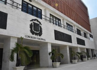RD hacia otro intento de aprobar norma rezagada durante 20 años Por Claudia Fernández Lerebours SANTO DOMINGO.- En Septiembre de 2022 se inicia en la República Dominicana con la expectativa nacional de otro intento de aprobación de ley de nuevo Código Penal, una legislación que desde 2006 el país busca infructuosamente instaurar para contrarrestar el auge de crímenes y delitos. Una aguda división de la sociedad respecto a la cuestión de la interrupción del embarazo traba ese objetivo durante casi dos décadas. La nueva norma sustituiría el código penal napoleónico vigente desde inicios de la República Dominicana, heredado de la dominación haitiana (1822-1844), traducido al español en 1882. “Una legislación vetusta e incapaz para responder a los desafíos de este tiempo”, según el abogado y exdiputado José Ricardo Taveras. “El actual código penal responde a una realidad social diferente a la actual y las normas que prescribe carecen de unidad y armonización con otras normas, como la Constitución de 2010”, dijo a este medio el abogado Ramón A. Santos Santos. LA MIRA EN LA CÁMARA DE DIPUTADOS Al inicio de la actual legislatura, el pasado 16 de agosto, el presidente de la Cámara de Diputados, Alfredo Pacheco, anunció que ese hemiciclo aprobaría el polémico proyecto este noveno mes. Su declaración ha coincidido con una ola de hechos sangrientos de violencia delincuencial, de género e interpersonal en la nación caribeña, que ha conmocionado el país y revivido la frustración nacional por no disponerse de un código sancionatorio a la altura de las circunstancias. “Es necesario un nuevo código penal. Las penas y las sanciones, la tipificación de las infracciones penales deben estar acordes con la realidad social y el procedimiento penal actual”, explicó Santos Santos. “Con un nuevo código penal el ejercicio penal se agilizará de manera considerable. Se aumentarán las penas para delitos graves y la justicia penal no estará tan fragmentada y atomizada en lo que se refiere a la parte normativa”, agregó. AVANCES Según se ha conocido, la propuesta de nuevo Código Penal incluye cúmulo de penas, por lo que el autor de varios crímenes podría recibir hasta 60 años de cárcel. El actual código por homicidios múltiples, solo establece 15 años. Contempla nuevos tipos penales como feminicidio -crimen en el cual el país tiene la segunda mayor tasa de América Latina-, acoso, corrupción, genocidio, desaparición forzada. También tortura, la actividad sexual sin consentimiento, el experimento biomédico no consentido, ataques por sustancias químicas, bullying o hostigamiento, entre otros. VIACRUCIS Posturas irreconciliables entre sectores que defienden los derechos femeninos y las iglesias cristianas han trabado la aprobación de la nueva legislación. Los primeros exigen que el aborto, completamente penalizado actualmente, sea despenalizado en 3 circunstancias: en caso de que el embarazo ponga en peligro la vida de la madre, que sea fruto de violación o incesto, o tenga el feto malformaciones incompatibles con la vida. Los segundos defienden que sea mantenida la penalización total. FIN DEL VIACRUCIS: TRIBUNAL CONSTITUCIONAL O ACUERDO SOCIAL El proyecto de modificación al Código Penal que la Cámara de Diputados se encamina a discutir es una reciente versión que cuenta con un informe favorable de su Comisión de Justicia, según reportes de prensa. Se desconoce el contenido de la misma respecto a la controvertida cuestión del aborto. En esa cámara perimió una versión aprobada por el Senado en noviembre de 2021 que admitía la eximente de la penalización del aborto si la vida de la madre o el feto estaban en peligro (art. 112). La versión que aprueben los diputados deberá ser conocida en el Senado y si finalmente es sancionada, la ley pasará al Poder Ejecutivo. Pero que entre en vigencia estará sujeto a que el presidente Luis Abinader, contrario a sus dos predecesores no la observe sino que la promulgue. Debido a que no tenía las 3 causales del aborto, en 2014 el entonces presidente Danilo Medina vetó la ley de nuevo Código Penal, lo que también había hecho Leonel Fernández en 2006, por ese y otros aspectos. Abinader se ha manifestado a favor de las tres causales; pero en marzo de 2022 sugirió que la decisión respecto al aborto recaiga en el pueblo pues es una cuestión que divide a la sociedad y a los partidos políticos. Pero a menos que todos los sectores estén de acuerdo con el texto promulgado por el Ejecutivo, la última palabra la tiene el Tribunal Constitucional. El abogado constitucionalista Jottin Cury resaltó que la Constitución dominicana no prevé ninguna causal para el aborto pues su artículo 37 establece de manera categórica que “el derecho a la vida es inviolable desde la concepción hasta la muerte”. En ese sentido explicó que para evitar acciones de inconstitucionalidad contra el nuevo código en cuanto a despenalización parcial del aborto, lo factible es que ese aspecto sea excluido de la normativa y sea objeto de una ley aparte, idea a la que, dicho sea de paso, se opone el sector feminista. Otra opción es que la causal de “cuando esté en peligro la vida de la madre” fuese redactada de manera que quede consignado que la protección de la vida está garantizada, en congruencia con el texto constitucional, lo cual consideró puede explorarse. El experto resaltó la importancia del diálogo para llegar a un acuerdo nacional que permita asegurar la adopción del nuevo Código Penal. “Todo va a depender del diálogo social, porque tienen razón los sectores que señalan que una causal puede abrir una brecha para abortos ilegales, como también los que señalan que debe haber una decisión cuando está en peligro la vida de la madre, hay que dejar de un lado las pasiones y fomentar el punto de conciliación y entendimiento”, expresó. (933 palabras hasta aquí) CONTRA LA CRECIENTE VIOLENCIA, MÁS QUE NUEVO CÓDIGO PENAL Si bien el país tiene la expectativa de lograr un nuevo Código Penal para poder combatir el auge criminal y delictivo, diversos entendidos advierten que a esos fines República Dominicana necesita mucho más que este instrumento. El médico Juan Diego Pérez, residente de psiquiatría del hospital Moscoso Puello, opinó que la solución contra los altos niveles de violencia dominicanos está en fomentar una sociedad más educada e igualitaria, con menos pobreza, y control efectivo del alto consumo de alcohol. El diputado del oficialista Partido Revolucionario Moderno, Amado Díaz, dijo que aunque aprobar un nuevo código penal ayudará, lo que realmente reducirá la problemática dominicana de violencia es crear un clima de paz, fomentar los valores familiares y destinar más recursos a las políticas públicas. El director ejecutivo de la Fundación Institucionalidad y Justicia (Finjus) Servio Tulio Castaños Guzmán alertó sobre la necesidad de que se realicen esfuerzos para enfrentar todas las formas de violencia en el país, las cuales indican que existen muchos problemas sociales. Uno de los considerandos de la versión de nuevo Código Penal aprobada en el Senado el año pasado señala “Que para prevenir y enfrentar la actividad delictiva que se manifiesta en la sociedad, se requiere que el Estado adopte políticas públicas, especialmente de carácter económico, educativo y social, que involucren a la ciudadanía en la prevención y el control de esta actividad”. (Texto completo hasta aquí 1190 palabras)