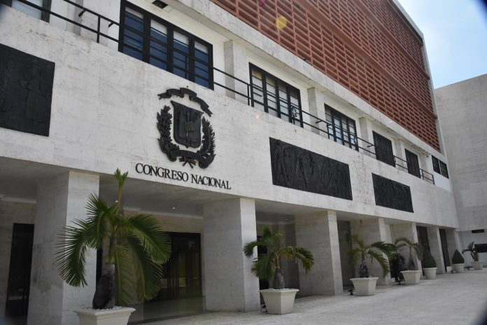 Comisión Nacional de los Derechos Humanos demandan agendar conocimiento del proyecto de Ley que modifica el régimen penitenciario por parte de Congreso. RD hacia otro intento de aprobar norma rezagada durante 20 años Por Claudia Fernández Lerebours SANTO DOMINGO.- En Septiembre de 2022 se inicia en la República Dominicana con la expectativa nacional de otro intento de aprobación de ley de nuevo Código Penal, una legislación que desde 2006 el país busca infructuosamente instaurar para contrarrestar el auge de crímenes y delitos. Una aguda división de la sociedad respecto a la cuestión de la interrupción del embarazo traba ese objetivo durante casi dos décadas. La nueva norma sustituiría el código penal napoleónico vigente desde inicios de la República Dominicana, heredado de la dominación haitiana (1822-1844), traducido al español en 1882. “Una legislación vetusta e incapaz para responder a los desafíos de este tiempo”, según el abogado y exdiputado José Ricardo Taveras. “El actual código penal responde a una realidad social diferente a la actual y las normas que prescribe carecen de unidad y armonización con otras normas, como la Constitución de 2010”, dijo a este medio el abogado Ramón A. Santos Santos. LA MIRA EN LA CÁMARA DE DIPUTADOS Al inicio de la actual legislatura, el pasado 16 de agosto, el presidente de la Cámara de Diputados, Alfredo Pacheco, anunció que ese hemiciclo aprobaría el polémico proyecto este noveno mes. Su declaración ha coincidido con una ola de hechos sangrientos de violencia delincuencial, de género e interpersonal en la nación caribeña, que ha conmocionado el país y revivido la frustración nacional por no disponerse de un código sancionatorio a la altura de las circunstancias. “Es necesario un nuevo código penal. Las penas y las sanciones, la tipificación de las infracciones penales deben estar acordes con la realidad social y el procedimiento penal actual”, explicó Santos Santos. “Con un nuevo código penal el ejercicio penal se agilizará de manera considerable. Se aumentarán las penas para delitos graves y la justicia penal no estará tan fragmentada y atomizada en lo que se refiere a la parte normativa”, agregó. AVANCES Según se ha conocido, la propuesta de nuevo Código Penal incluye cúmulo de penas, por lo que el autor de varios crímenes podría recibir hasta 60 años de cárcel. El actual código por homicidios múltiples, solo establece 15 años. Contempla nuevos tipos penales como feminicidio -crimen en el cual el país tiene la segunda mayor tasa de América Latina-, acoso, corrupción, genocidio, desaparición forzada. También tortura, la actividad sexual sin consentimiento, el experimento biomédico no consentido, ataques por sustancias químicas, bullying o hostigamiento, entre otros. VIACRUCIS Posturas irreconciliables entre sectores que defienden los derechos femeninos y las iglesias cristianas han trabado la aprobación de la nueva legislación. Los primeros exigen que el aborto, completamente penalizado actualmente, sea despenalizado en 3 circunstancias: en caso de que el embarazo ponga en peligro la vida de la madre, que sea fruto de violación o incesto, o tenga el feto malformaciones incompatibles con la vida. Los segundos defienden que sea mantenida la penalización total. FIN DEL VIACRUCIS: TRIBUNAL CONSTITUCIONAL O ACUERDO SOCIAL El proyecto de modificación al Código Penal que la Cámara de Diputados se encamina a discutir es una reciente versión que cuenta con un informe favorable de su Comisión de Justicia, según reportes de prensa. Se desconoce el contenido de la misma respecto a la controvertida cuestión del aborto. En esa cámara perimió una versión aprobada por el Senado en noviembre de 2021 que admitía la eximente de la penalización del aborto si la vida de la madre o el feto estaban en peligro (art. 112). La versión que aprueben los diputados deberá ser conocida en el Senado y si finalmente es sancionada, la ley pasará al Poder Ejecutivo. Pero que entre en vigencia estará sujeto a que el presidente Luis Abinader, contrario a sus dos predecesores no la observe sino que la promulgue. Debido a que no tenía las 3 causales del aborto, en 2014 el entonces presidente Danilo Medina vetó la ley de nuevo Código Penal, lo que también había hecho Leonel Fernández en 2006, por ese y otros aspectos. Abinader se ha manifestado a favor de las tres causales; pero en marzo de 2022 sugirió que la decisión respecto al aborto recaiga en el pueblo pues es una cuestión que divide a la sociedad y a los partidos políticos. Pero a menos que todos los sectores estén de acuerdo con el texto promulgado por el Ejecutivo, la última palabra la tiene el Tribunal Constitucional. El abogado constitucionalista Jottin Cury resaltó que la Constitución dominicana no prevé ninguna causal para el aborto pues su artículo 37 establece de manera categórica que “el derecho a la vida es inviolable desde la concepción hasta la muerte”. En ese sentido explicó que para evitar acciones de inconstitucionalidad contra el nuevo código en cuanto a despenalización parcial del aborto, lo factible es que ese aspecto sea excluido de la normativa y sea objeto de una ley aparte, idea a la que, dicho sea de paso, se opone el sector feminista. Otra opción es que la causal de “cuando esté en peligro la vida de la madre” fuese redactada de manera que quede consignado que la protección de la vida está garantizada, en congruencia con el texto constitucional, lo cual consideró puede explorarse. El experto resaltó la importancia del diálogo para llegar a un acuerdo nacional que permita asegurar la adopción del nuevo Código Penal. “Todo va a depender del diálogo social, porque tienen razón los sectores que señalan que una causal puede abrir una brecha para abortos ilegales, como también los que señalan que debe haber una decisión cuando está en peligro la vida de la madre, hay que dejar de un lado las pasiones y fomentar el punto de conciliación y entendimiento”, expresó. (933 palabras hasta aquí) CONTRA LA CRECIENTE VIOLENCIA, MÁS QUE NUEVO CÓDIGO PENAL Si bien el país tiene la expectativa de lograr un nuevo Código Penal para poder combatir el auge criminal y delictivo, diversos entendidos advierten que a esos fines República Dominicana necesita mucho más que este instrumento. El médico Juan Diego Pérez, residente de psiquiatría del hospital Moscoso Puello, opinó que la solución contra los altos niveles de violencia dominicanos está en fomentar una sociedad más educada e igualitaria, con menos pobreza, y control efectivo del alto consumo de alcohol. El diputado del oficialista Partido Revolucionario Moderno, Amado Díaz, dijo que aunque aprobar un nuevo código penal ayudará, lo que realmente reducirá la problemática dominicana de violencia es crear un clima de paz, fomentar los valores familiares y destinar más recursos a las políticas públicas. El director ejecutivo de la Fundación Institucionalidad y Justicia (Finjus) Servio Tulio Castaños Guzmán alertó sobre la necesidad de que se realicen esfuerzos para enfrentar todas las formas de violencia en el país, las cuales indican que existen muchos problemas sociales. Uno de los considerandos de la versión de nuevo Código Penal aprobada en el Senado el año pasado señala “Que para prevenir y enfrentar la actividad delictiva que se manifiesta en la sociedad, se requiere que el Estado adopte políticas públicas, especialmente de carácter económico, educativo y social, que involucren a la ciudadanía en la prevención y el control de esta actividad”. (Texto completo hasta aquí 1190 palabras)