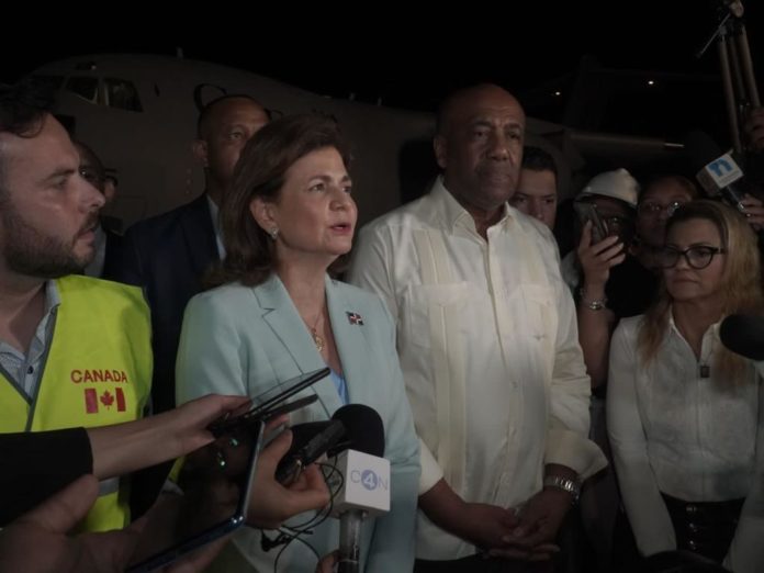 Vicepresidenta recibe personal y equipos de excavación especial desde Canadá para el rescate de mineros