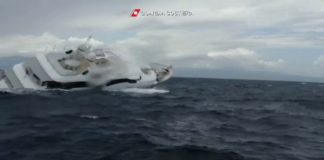 El momento del hundimiento de un lujoso yate frente a las costas de Italia