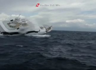 Un lujoso yate frente a las costas de Italia se hunde El momento del hundimiento de un lujoso yate frente a las costas de Italia