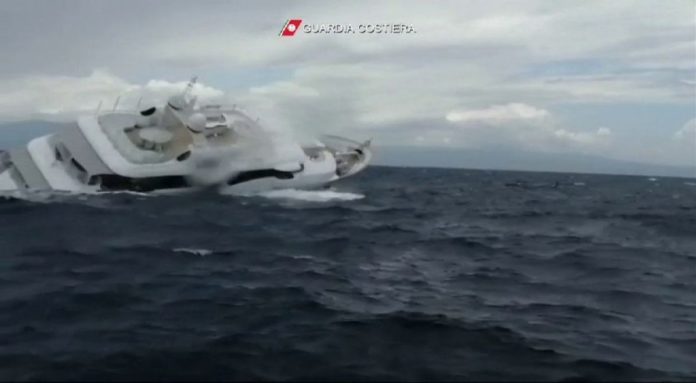 El momento del hundimiento de un lujoso yate frente a las costas de Italia