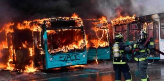 Autobuses quemados, represión policial y protestas en el metro en Chile