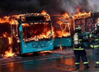 Autobuses quemados, represión policial y protestas en el metro en Chile