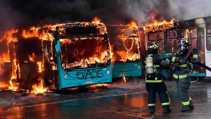 Autobuses quemados, represión policial y protestas en el metro en Chile