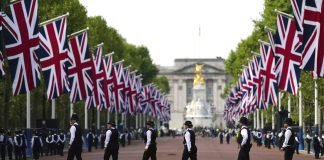 El cortejo fúnebre de la reina Isabel II se dirige rumbo al Palacio de Westminster