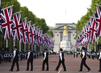 El cortejo fúnebre de Isabel II rumbo al Palacio de Westminster El cortejo fúnebre de la reina Isabel II se dirige rumbo al Palacio de Westminster