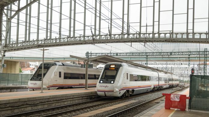 España 'estrena' trenes gratis y rebajas de hasta el 50 % en metro y autobuses