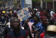 Miles de haitianos protestan contra la inseguridad y la inflacion.