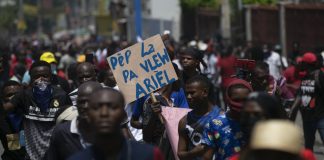 Miles de haitianos protestan contra la inseguridad y la inflacion.