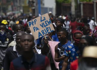 Miles de haitianos protestan contra la inseguridad y la inflacion.