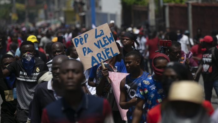 Miles de haitianos protestan contra la inseguridad y la inflacion.