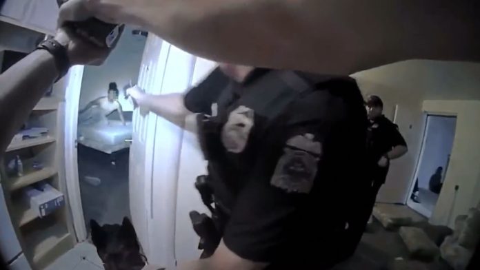 Policía mata a tiros a un afroamericano en su cama tras confundir un vaporizador con un arma Policía mata a tiros a un afroamericano en su cama tras confundir un vaporizador con un arma