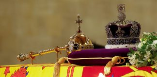Sudafricanos reclaman la devolución de un diamante de 500 quilates del cetro de la reina Isabel II