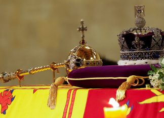 Sudafricanos reclaman la devolución de un diamante de 500 quilates del cetro de la reina Isabel II