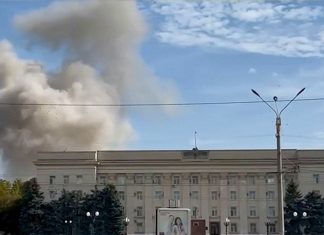 Ucrania ataca el edificio de la Administración regional de Jersón Ucrania ataca con lanzamisiles HIMARS el edificio de la Administración regional de Jersón