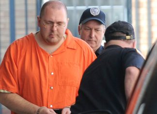 Asesino preso en busca de libertad condicional Un asesino preso en busca de libertad condicional aún escucha las voces que le ordenaron disparar hace 25 años