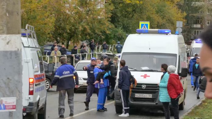 Un hombre con una esvástica en su ropa mata al menos a 15 personas en una escuela rusa Un hombre con una esvástica en su ropa mata al menos a 15 personas en una escuela rusa