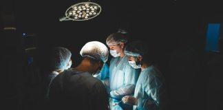 Una identificación errónea en el hospital llevó a una familia a incinerar a un extraño Publicado: 16 sep 2022 13:03 GMT "En la era de la digitalización en el siglo XXI, esto es totalmente inaceptable" afirmó el ministro de Salud de Eslovenia, pidiendo disculpas a las familias de los dos pacientes afectados. Una identificación errónea en el hospital llevó a una familia a incinerar a un extraño Imagen ilustrativa Anze Furlan / Shutterstock Los médicos de un hospital de Eslovenia confundieron las etiquetas con los nombres de dos pacientes e informaron de la muerte de uno de ellos a la familia del otro, que incineró los restos. El ministro de Salud del país, Daniel Besic Loredan, pidió disculpas a las familias por el incidente, afirmando que "en la era de la digitalización en el siglo XXI, esto es totalmente inaceptable". El funcionario explicó que "ayer alguien pensó que habían cremado a su padre, pero al día siguiente se enteró de que estaba vivo y otra familia se dio cuenta de que en realidad su pariente estaba muerto". Demandan a un cirujano con un trastorno neurológico por causar cientos de lesiones graves a sus pacientes mientras su hospital lo ignoraba Demandan a un cirujano con un trastorno neurológico por causar cientos de lesiones graves a sus pacientes mientras su hospital lo ignoraba Los dos pacientes eran varones en sillas de ruedas, de edad similar y vivían en un asilo de ancianos. Llegaron a un hospital de la ciudad de Celje juntos en una ambulancia. Dos días después, uno de ellos murió y, tras ser informada erróneamente, la familia del segundo hombre organizó un funeral y la cremación del cuerpo. El error solo fue detectado cuando el otro paciente regresó al geriátrico después de recibir el alta y el personal se dio cuenta de que tenía una etiqueta de identificación incorrecta en su muñeca. Las autoridades eslovenas iniciaron una investigación sobre el incidente y se espera que la dirección del hospital presente su renuncia tras lo ocurrido. Eslovenia Europa Medicina Sociedad twitter Suscríbete a nuestra cuenta de Twitter