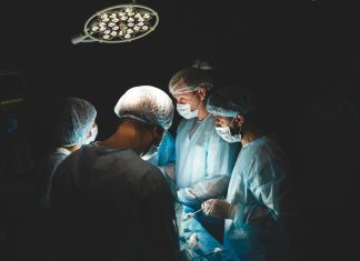 Una identificación errónea en el hospital llevó a una familia a incinerar a un extraño Publicado: 16 sep 2022 13:03 GMT "En la era de la digitalización en el siglo XXI, esto es totalmente inaceptable" afirmó el ministro de Salud de Eslovenia, pidiendo disculpas a las familias de los dos pacientes afectados. Una identificación errónea en el hospital llevó a una familia a incinerar a un extraño Imagen ilustrativa Anze Furlan / Shutterstock Los médicos de un hospital de Eslovenia confundieron las etiquetas con los nombres de dos pacientes e informaron de la muerte de uno de ellos a la familia del otro, que incineró los restos. El ministro de Salud del país, Daniel Besic Loredan, pidió disculpas a las familias por el incidente, afirmando que "en la era de la digitalización en el siglo XXI, esto es totalmente inaceptable". El funcionario explicó que "ayer alguien pensó que habían cremado a su padre, pero al día siguiente se enteró de que estaba vivo y otra familia se dio cuenta de que en realidad su pariente estaba muerto". Demandan a un cirujano con un trastorno neurológico por causar cientos de lesiones graves a sus pacientes mientras su hospital lo ignoraba Demandan a un cirujano con un trastorno neurológico por causar cientos de lesiones graves a sus pacientes mientras su hospital lo ignoraba Los dos pacientes eran varones en sillas de ruedas, de edad similar y vivían en un asilo de ancianos. Llegaron a un hospital de la ciudad de Celje juntos en una ambulancia. Dos días después, uno de ellos murió y, tras ser informada erróneamente, la familia del segundo hombre organizó un funeral y la cremación del cuerpo. El error solo fue detectado cuando el otro paciente regresó al geriátrico después de recibir el alta y el personal se dio cuenta de que tenía una etiqueta de identificación incorrecta en su muñeca. Las autoridades eslovenas iniciaron una investigación sobre el incidente y se espera que la dirección del hospital presente su renuncia tras lo ocurrido. Eslovenia Europa Medicina Sociedad twitter Suscríbete a nuestra cuenta de Twitter