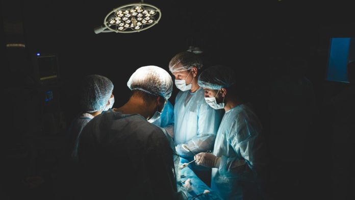 Una identificación errónea en el hospital llevó a una familia a incinerar a un extraño Publicado: 16 sep 2022 13:03 GMT "En la era de la digitalización en el siglo XXI, esto es totalmente inaceptable" afirmó el ministro de Salud de Eslovenia, pidiendo disculpas a las familias de los dos pacientes afectados. Una identificación errónea en el hospital llevó a una familia a incinerar a un extraño Imagen ilustrativa Anze Furlan / Shutterstock Los médicos de un hospital de Eslovenia confundieron las etiquetas con los nombres de dos pacientes e informaron de la muerte de uno de ellos a la familia del otro, que incineró los restos. El ministro de Salud del país, Daniel Besic Loredan, pidió disculpas a las familias por el incidente, afirmando que "en la era de la digitalización en el siglo XXI, esto es totalmente inaceptable". El funcionario explicó que "ayer alguien pensó que habían cremado a su padre, pero al día siguiente se enteró de que estaba vivo y otra familia se dio cuenta de que en realidad su pariente estaba muerto". Demandan a un cirujano con un trastorno neurológico por causar cientos de lesiones graves a sus pacientes mientras su hospital lo ignoraba Demandan a un cirujano con un trastorno neurológico por causar cientos de lesiones graves a sus pacientes mientras su hospital lo ignoraba Los dos pacientes eran varones en sillas de ruedas, de edad similar y vivían en un asilo de ancianos. Llegaron a un hospital de la ciudad de Celje juntos en una ambulancia. Dos días después, uno de ellos murió y, tras ser informada erróneamente, la familia del segundo hombre organizó un funeral y la cremación del cuerpo. El error solo fue detectado cuando el otro paciente regresó al geriátrico después de recibir el alta y el personal se dio cuenta de que tenía una etiqueta de identificación incorrecta en su muñeca. Las autoridades eslovenas iniciaron una investigación sobre el incidente y se espera que la dirección del hospital presente su renuncia tras lo ocurrido. Eslovenia Europa Medicina Sociedad twitter Suscríbete a nuestra cuenta de Twitter