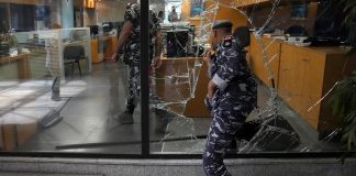 Una mujer irrumpe con una pistola en un banco de Beirut