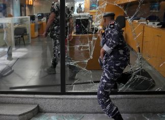 Una mujer irrumpe con una pistola en un banco de Beirut