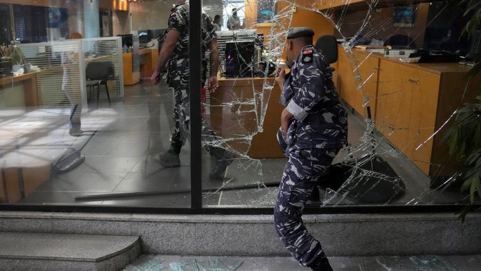 Una mujer irrumpe con una pistola en un banco de Beirut Una mujer irrumpe con una pistola en un banco de Beirut