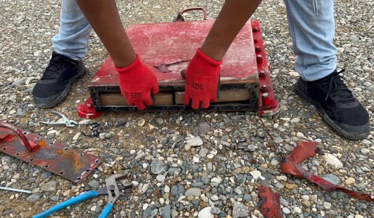 Ocupan 13 paquetes de cocaína escondidos debajo de buque en Peravia