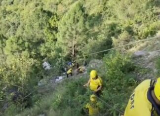 Un accidente de autobús dejo al menos 25 muertos Al menos 25 muertos al caer un autobús con invitados a una boda por un desfiladero en la India
