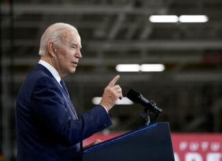Biden: "Nómbrenme a un presidente de la historia reciente que haya hecho tanto"